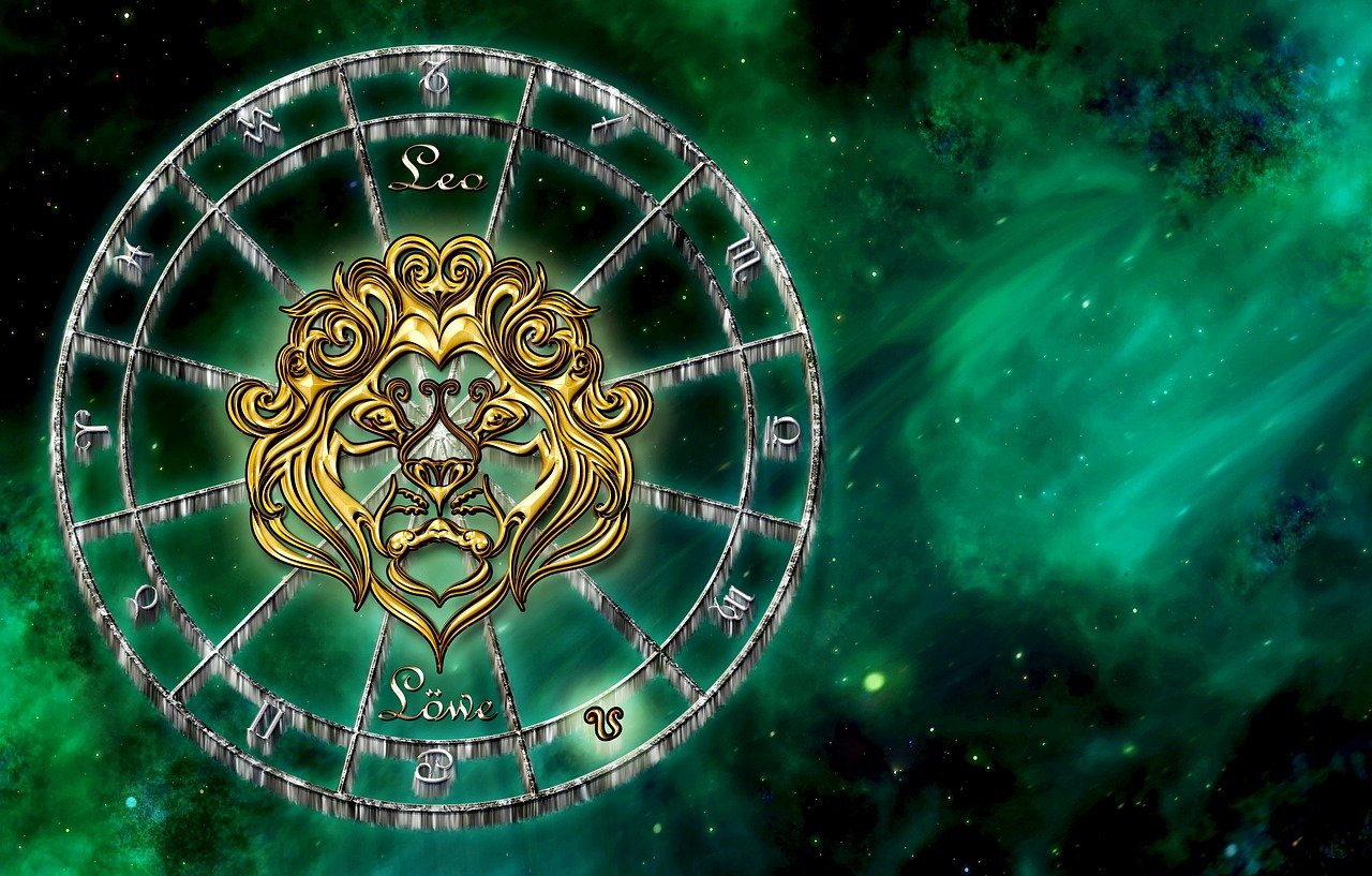 semnul zodiacal al leului desenat cu galben in centrul rotii astrologice pe un fond verde