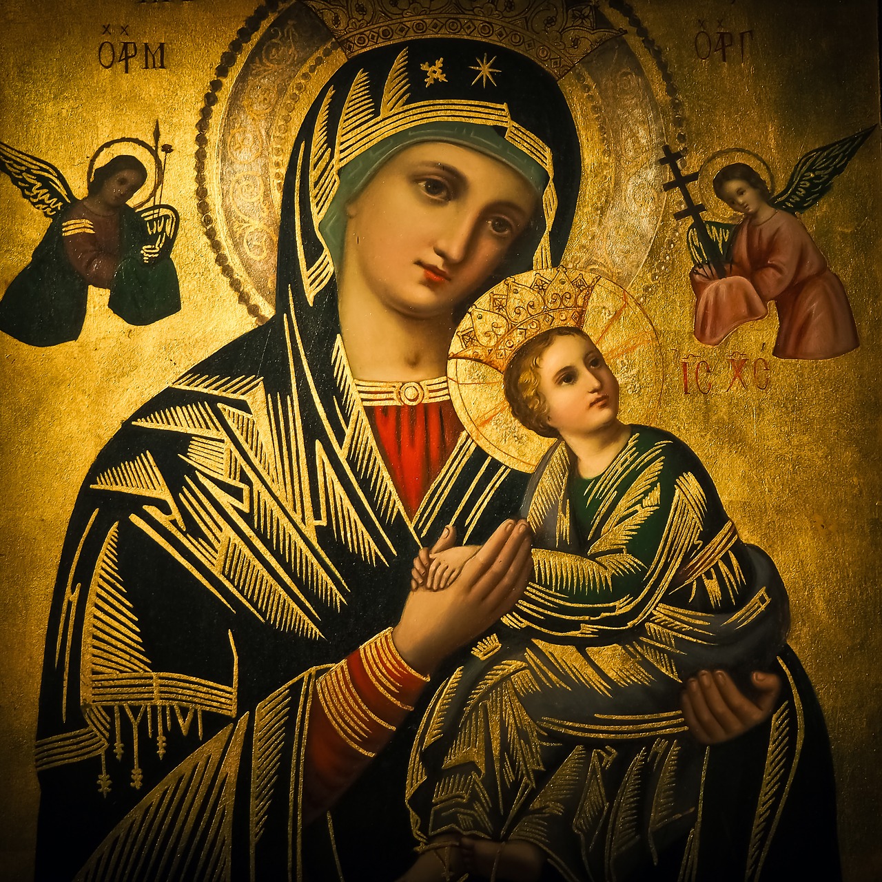 icoana pictata in auriu cu negru cu sfânta maria cu pruncul in brate si doi ingeri care ii vegheaza