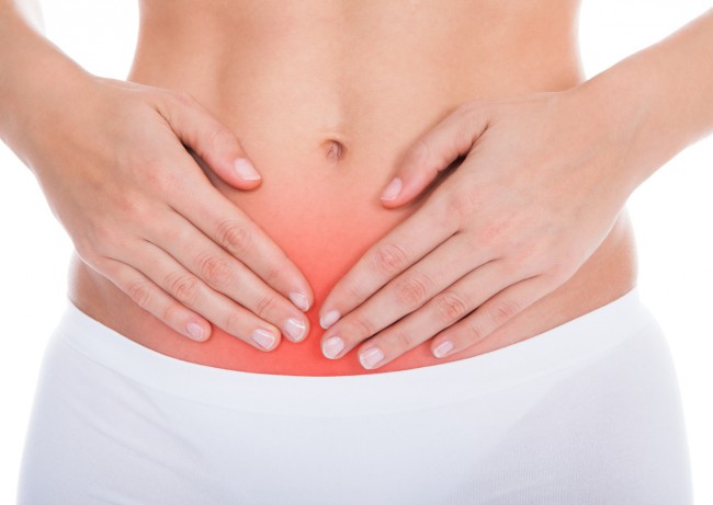 abdomen de femeie cu dureri de stomac