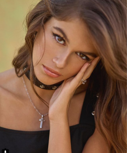 Kaia Gerber par saten lung