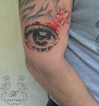 tatuaj ochi colorat
