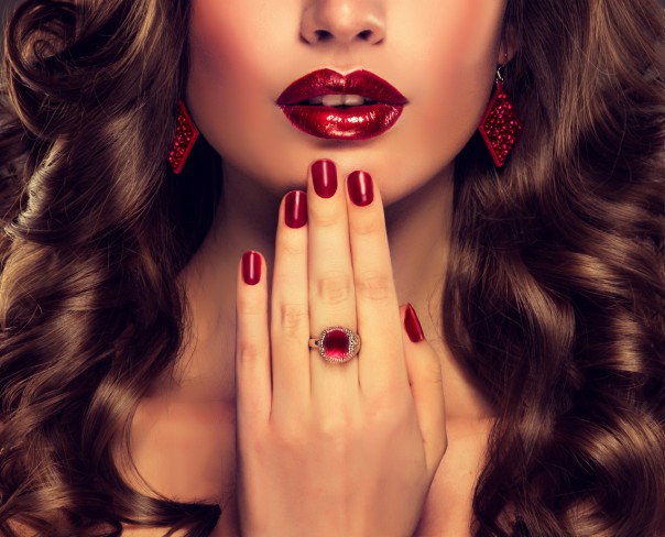 femeie cu unghii rosii