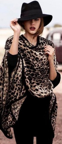 femeie cu poncho animal print si palarie