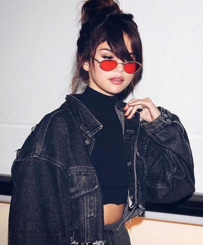 selena gomez cu ochelari de soare cu lentile colorate