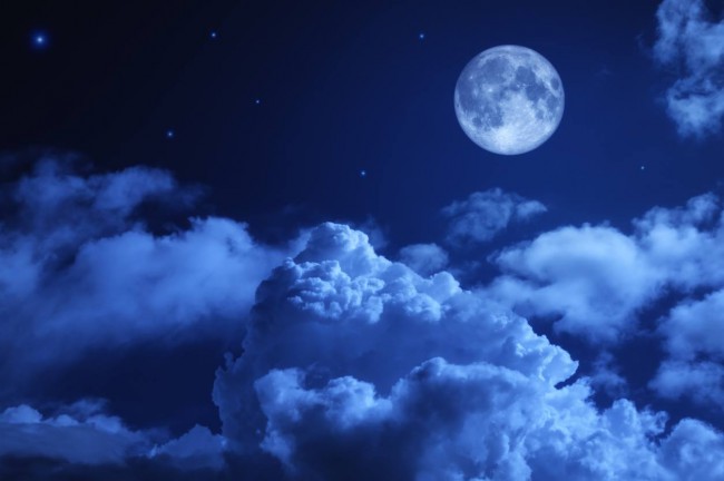 luna albastra cu nori