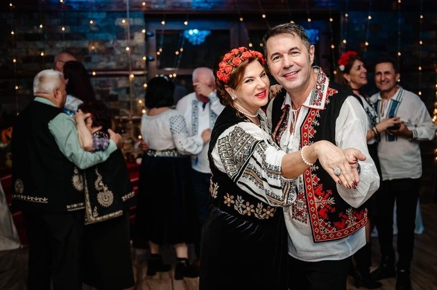 Mihaela Borcea si Sorin Rap in port tradional danseaza la un eveniment