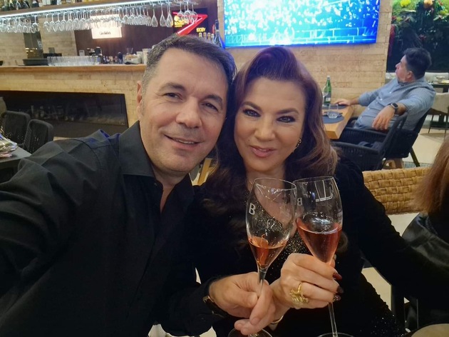 Sorin Rap si Mihaela Borcea zambesc si ciocnesc cu pahare de sampanie
