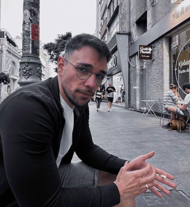 Andrew Barabancea pozeaza in aer liber si se uita catre camera