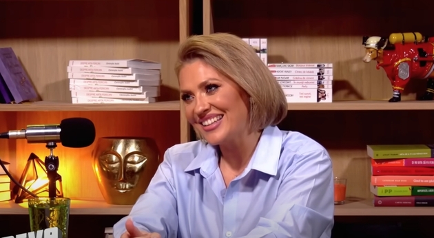 Mirela Vaida imbracata cu o camasa albastra zambeste