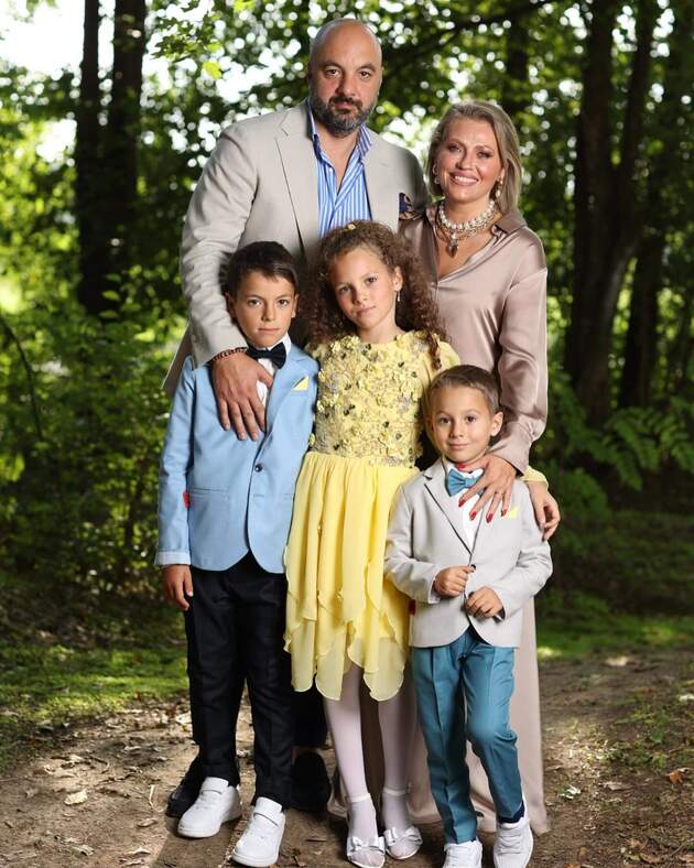 Mirela Vaida pozează alături de soț și cei trei copii