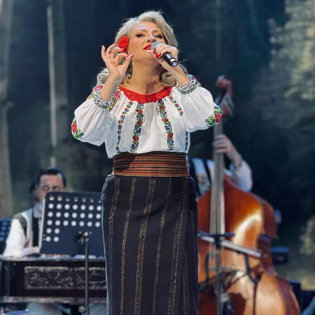 Mirela Vaida canta la un eveniment imbracata in costum popular