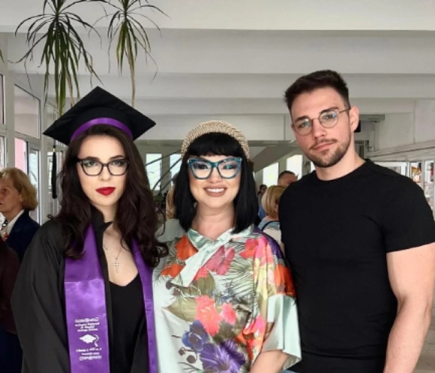 Ozana, Gloria si Andrew Barabancea pozeaza la ceremonia de absolvirea a Gloriei