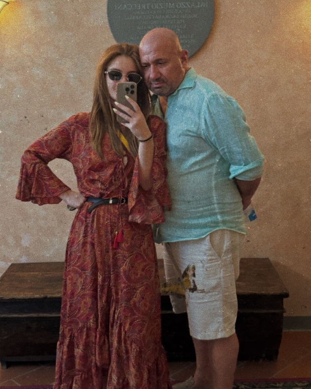 doina teodoru si catalin scarlatescu imbracati lejer fac selfie in oglinda
