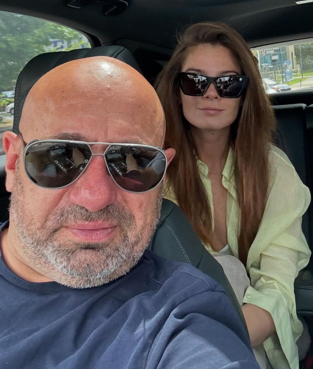 catalin scarlatescu si doina teodoru cu ochelari de soare fac selfie in masina 