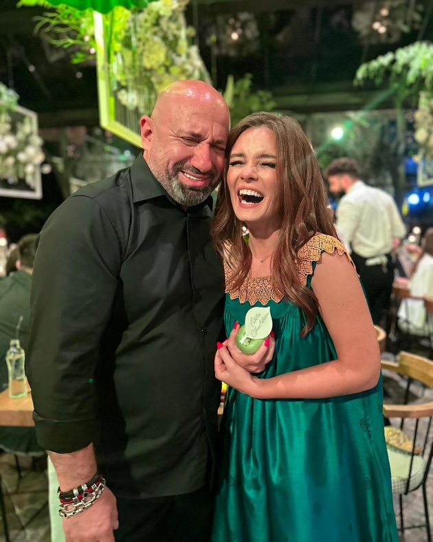Catalin Scarlatescu si Doina Teodoru rad si pozeaza la un eveniment 