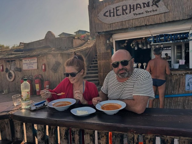 Doina Teodoru cu inel pe deget si Catalin Scarlatescu mananca la Vama Veche