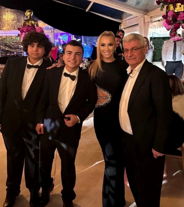 Eduard, Maximus, Silviu Prigoana si Anamaria Prodan imbracati elegant la o petrecere