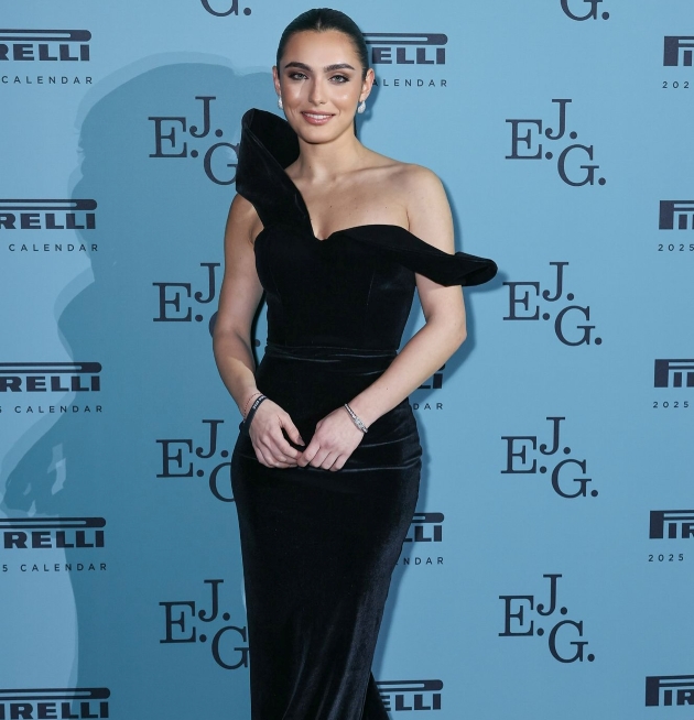 alexia eram intr-o rochie neagra de catifea la un eveniment