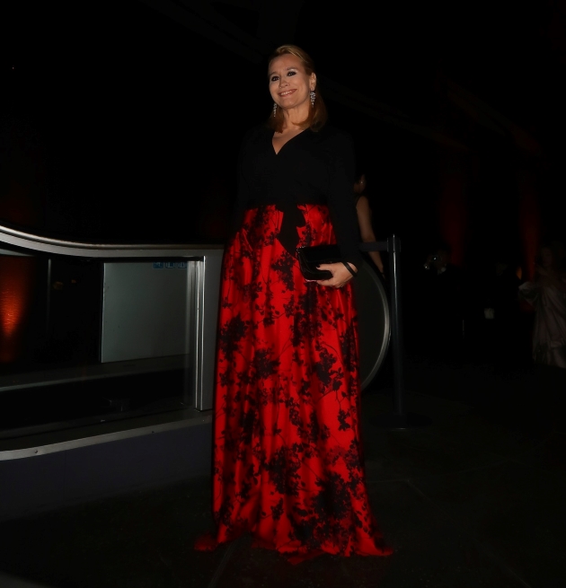 andreea esca intr-o rochie neagra cu flori rosii