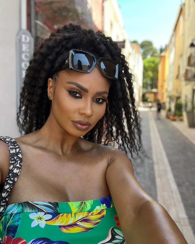 Laurette selfie imbracata cu o rochie colorata