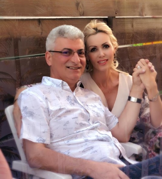 Mihaela Botezatu si Silviu Prigoana stau la masa imbratisati