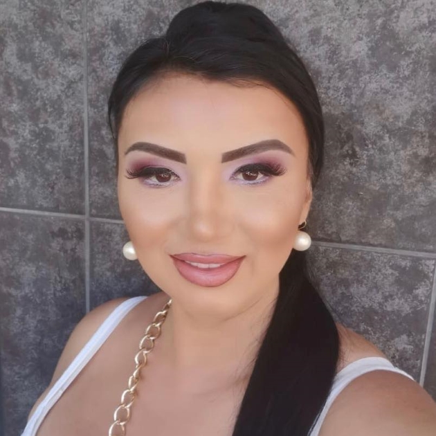 adriana bahmuteanu selfie