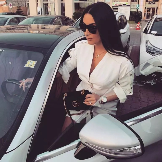 corina bode iese din masina intr-o tinuta eleganta