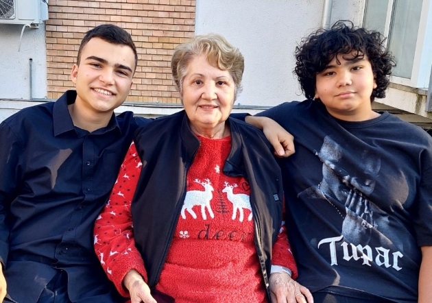 eduard si maximus prigoana alaturi de bunica lor materna