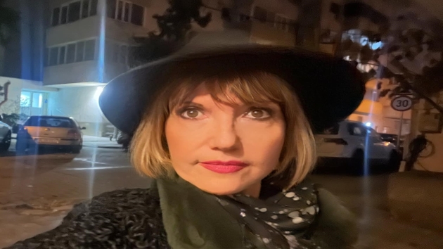 marina almasan selfie poarta palarie si esarfa la gat