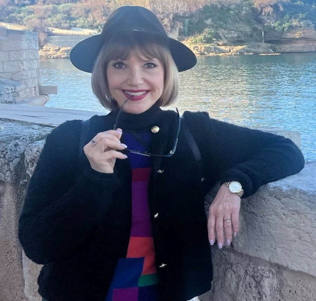 marina almasan imbracata elegant  pozeaza cu palarie si ochelari de soare