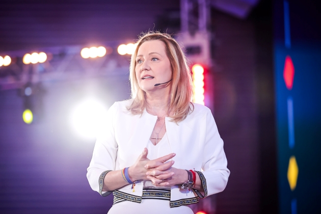 elena lasconi imbracata cu un costum alb la o dezbatere electorala