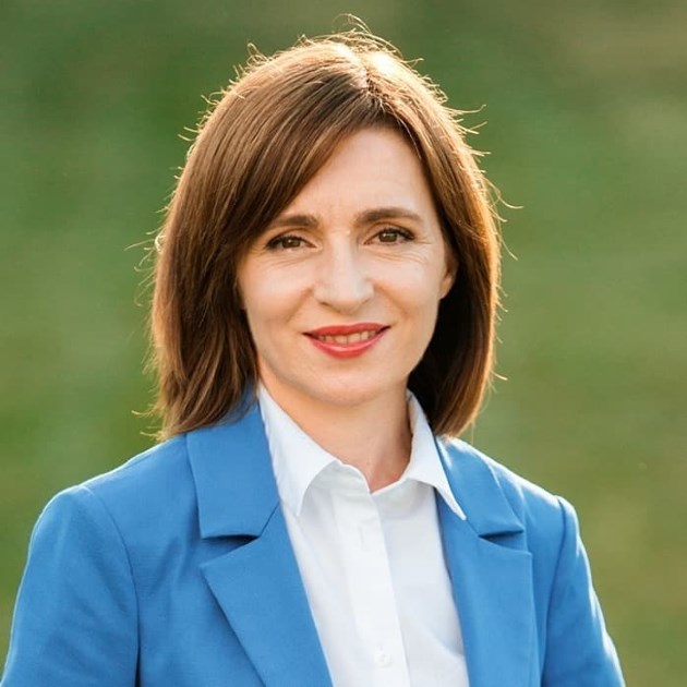 maia sandu imbracata cu un sacou albastru si o camasa alba zambeste
