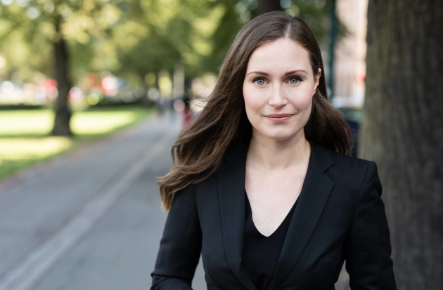 sanna marin imbracata cu un costum negru in portretul oficial