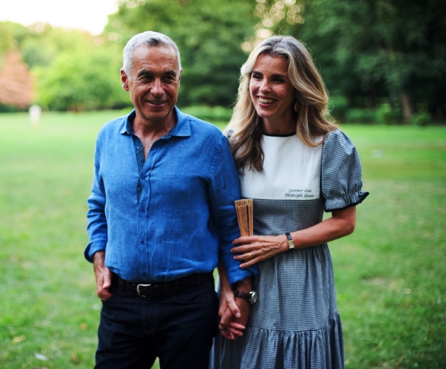calin georgescu si cristela georgescu imbracati elegant pozeaza in aer liber