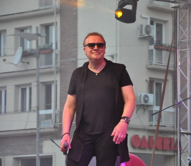 gabriel cotabita imbracat in negru pe scena la un concert in craiova