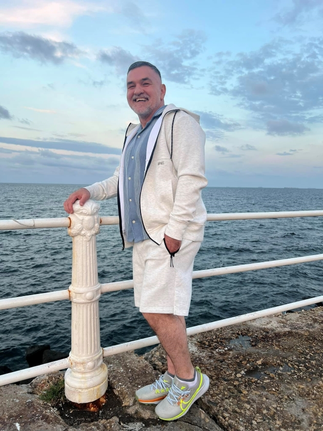 leonard doroftei imbracat lejer pozeaza pe faleza la constanta