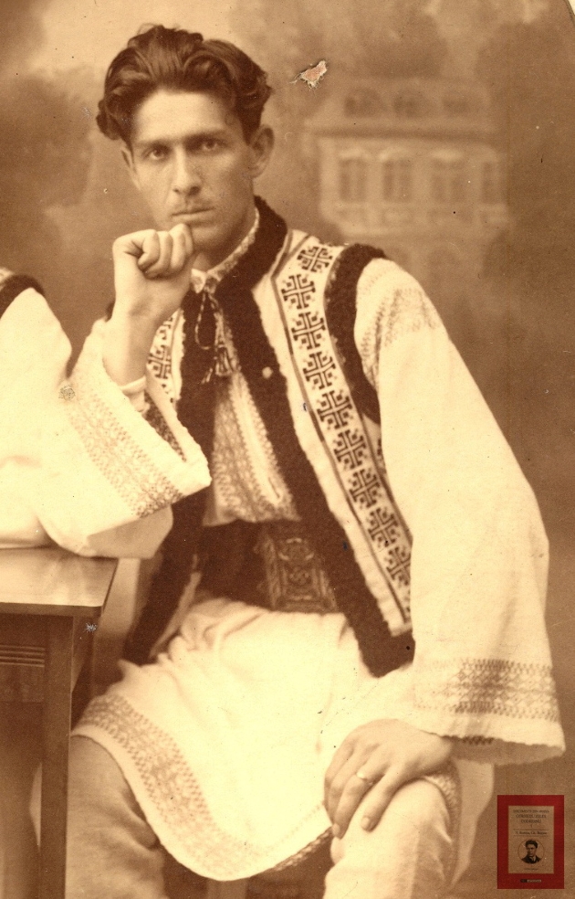 legionarul corneliu zelea codreanu in costum popular