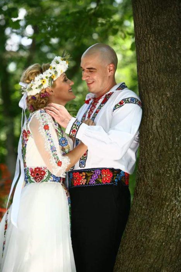 elena lasconi si catalin georgescu la cununie in costum popular