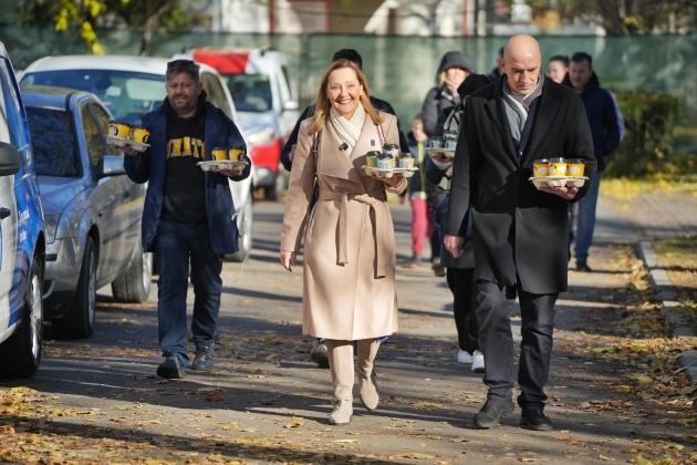 catalin georgescu si elena lasconi ducand cafea pentru jurnalistii care ii asteptau afara