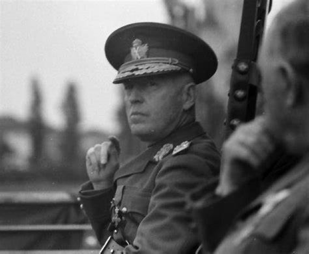 maresalul ion antonescu fotografiat in costum militar si palarie