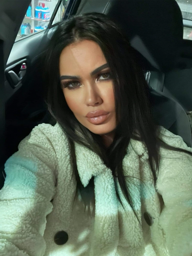 oana zavoranu selfie in masina cu geaca alba de blana