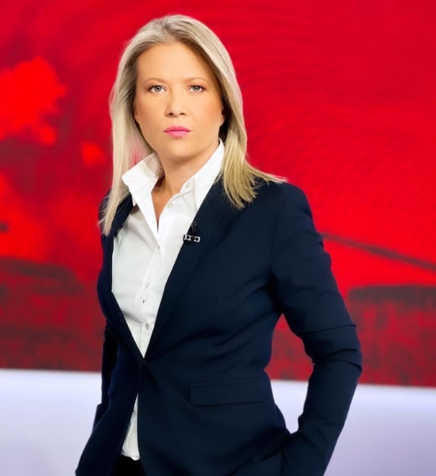 sonia simionov in costum negru si camasa alba pe fundal rosu