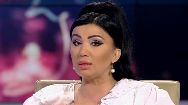 adriana bahmuteanu imbracata cu o bluza alba se afla la o emisiune tv