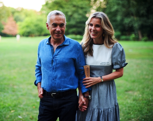 calin georgescu si cristela georgescu imbracati lejer pozeaza in aer liber brat la brat