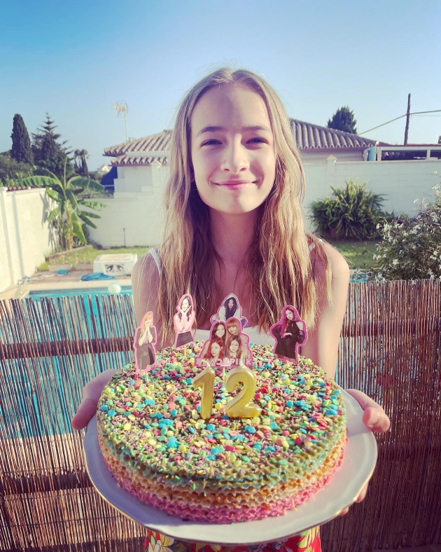 fotografie cu alessia, fiica lui crbl, la aniversarea de 12 ani, prezentand un tort