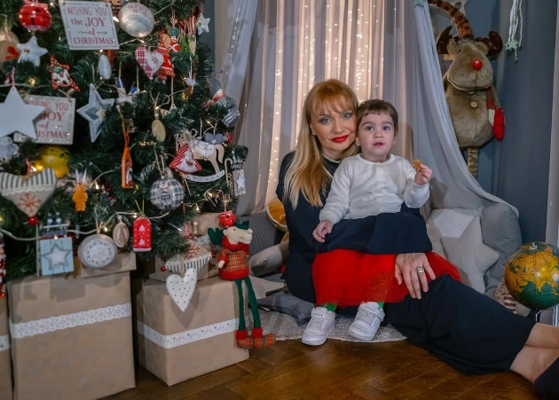 cristina cioran alaturi de fiica ei pozeaza langa bradul impodobit pentru craciun