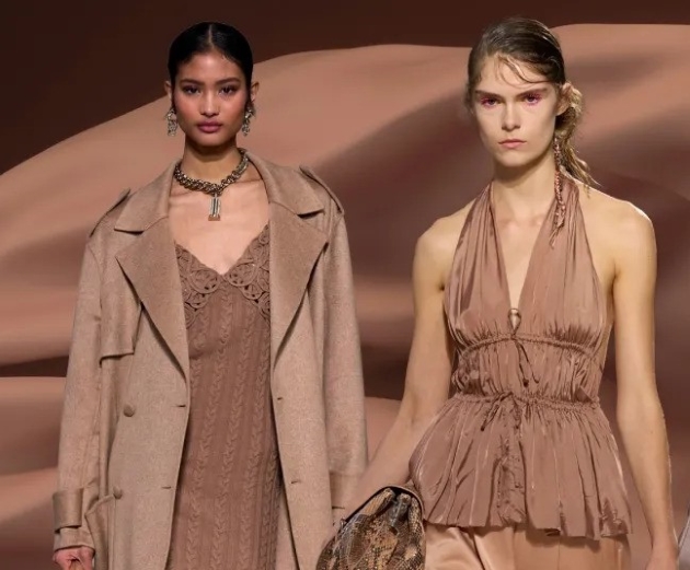 imagine artistica cu nuanta mocha mousse pe fundal si doua modele de pe podium imbracate in nuante similare in prim plan