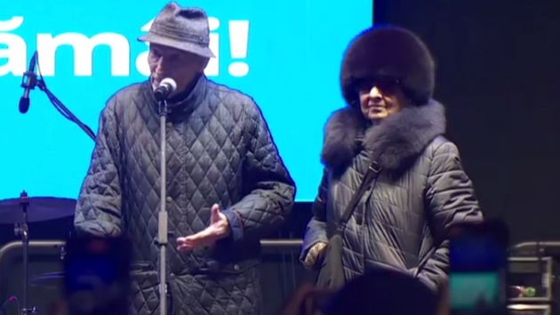 victor rebengiuc si mariana mihut la protestul artistilor din piata universitatii