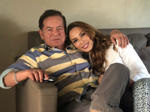 iulia vantur si salim khan imbracati lejer se imbratiseaza pe canapea