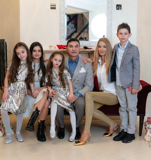 valentina pelinel, cristi borcea si copiii, intr-un potret de familie festiv